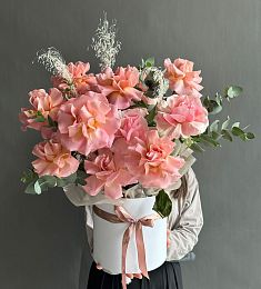 Композиция "Даяра" из роз и эвкалипта в коробке