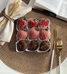 Клубничный бокс "Закат" клубника в молочном и розовом шоколаде 