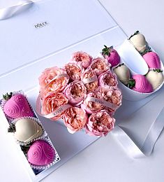 Клубничный бокс с цветами "Love you" клубника в шоколаде и пионовидные спрей розы
