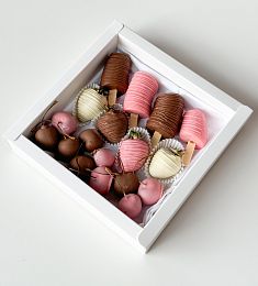 Фруктовый бокс "Pink Sweety" клубника, вишня и бананы в шоколаде
