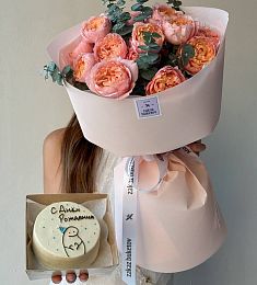 Сет "Fabulous" из букета пионовидных спрей роз и бенто тортика