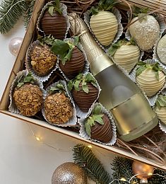 Клубничный бокс "Престиж" клубника в шоколаде с шампанским  в деревянной коробке