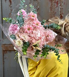 Букет "Розовый шарм" с гвоздиками, герберами и лизиантусами