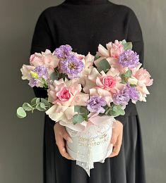Композиция "Violet melody " из лизиантусов и роз в коробке