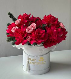 Композиция "Enigmatic Allure" из роз и нобилиса в коробке