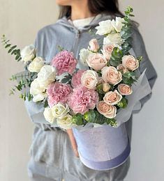 Композиция в коробке "Каллисто" 2.0 из спрей роз, лизиантусов и гвоздики