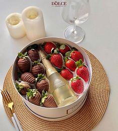 Клубничная коробка "Рубин" дуэт свежей клубники и в молочном шоколаде с шампанским