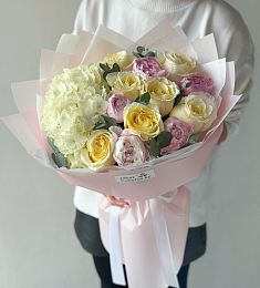 Букет "Pions" с пионами, гортензией и розой