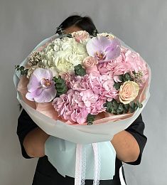 Букет "Эмира" из гортензий, роз и орхидей