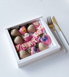 Клубничный бокс "Очарование" клубника в шоколаде для любимого учителя