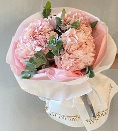 Букет из 3 розовых гортензии с эвкалиптом