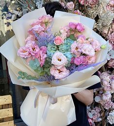 Букет "Love and hope" из роз и лизиантусов