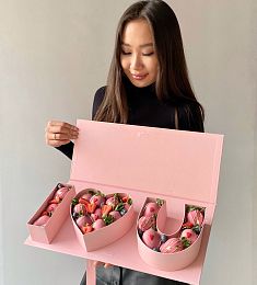 Клубничный бокс "I love u pink" клубника в розовом шоколаде