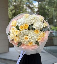 Букет "Фортуна" из гортензий и роз