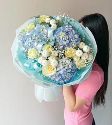 Композиция "Гвендолина" из гортензий, Гипсофил, хризантем и роз