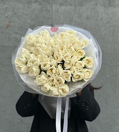 51 белый пионовидный тюльпан в оформлении