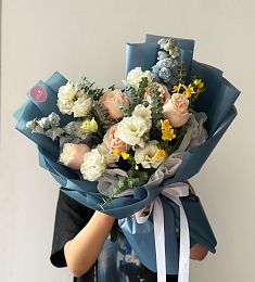 Букет "Magnus" из роз, лизиантусов, и дельфиниума