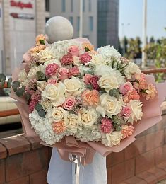 Авторская композиция "Бонжур" из гвоздик, роз и гортензий