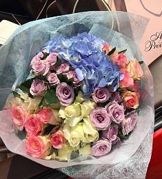 Цветочный букет "Миледи" из роз и гортензий