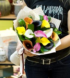 Букет из 15 калл и рускуса