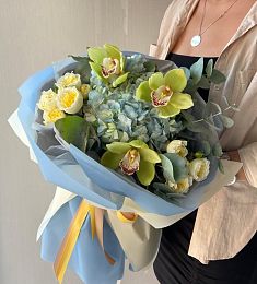 Букет "Liberty" из гортензий и орхидей