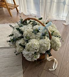 Букет "Роялти" из гортензий и эвкалипта в корзине