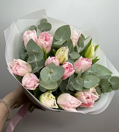 Букет из пионовидных тюльпан и эвкалипта "Весенний"