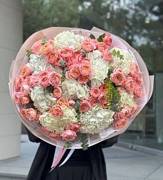 Букет "Карина" из гортензий и спрей роз