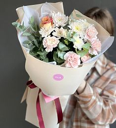 Букет "Мимишный" из роз, гвоздик и хризантем с эвкалиптом