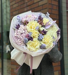 Букет "Милка" из антуриума, гортензий и роз с осенней зеленью