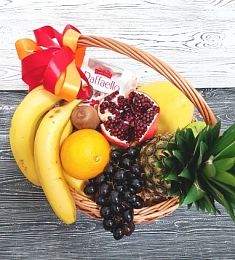 Подарочная корзина "Raffaello" из тропических фруктов и коробки конфет