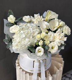 Композиция "BlossomBurst" из гортензии, лизиантусов, антуриума, нобилиса и роз