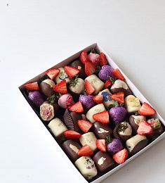 Клубничный бокс "Ренесми" клубника и бананы в шоколаде