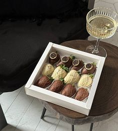 Клубничный бокс "Рокс" S. Клубника в белом и молочном шоколаде