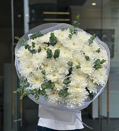 Букет "Лавиния" из белых хризантем с эвкалиптом