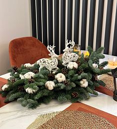 Композиция "Seasonal Spark" из нобилиса, шишек, хлопка и оленей