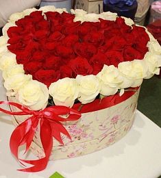 Коробка из роз в форме сердца