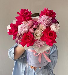 Композиция "Розовая роскошь" из роз, пионов и альстромерий