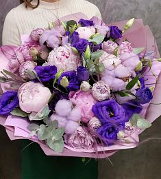 Букет "Gummy bear" из пионов, лизиантуса, роз и хлопка