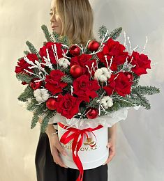 Композиция "Феерия цветов" из роз, нобилиса и вакциниума