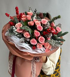 Букет "Новогодний восторг" из спрей роз, нобилиса и илекса