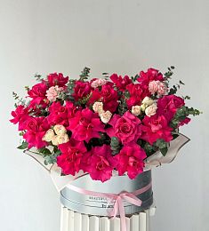 Букет "Мулен Руж 2.0" из гвоздик, роз и эвкалипта в коробке