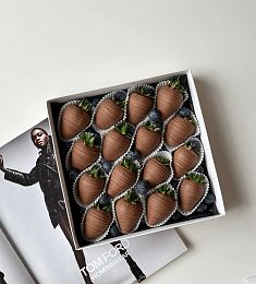   Клубничный бокс - "Мусс" с клубникой в молочном шоколаде и голубикой