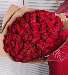 51 красная роза в крафтовом оформлении