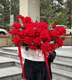 Букет "Барокко" из красных роз с эвкалиптом в коробке