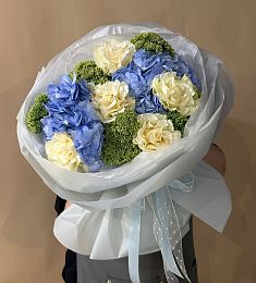 Композиция "Жюстин" из гортензии, роз и голландской зелени. 