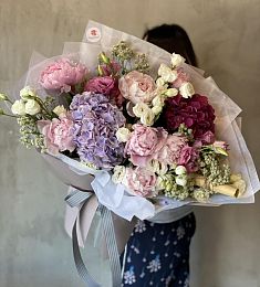 Композиция "Ару" из пионов, лизиантусов и гортензий