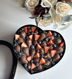 Клубничный бокс "LOVE" L клубника в молочном шоколаде, голубика и клубничная нарезка в коробке в форме сердца