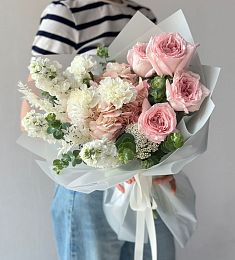 Букет "Нежный восторг"  из гортензии, гвоздик и роз