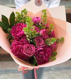 Композиция "Малиновые сны" с пионами и пионовидными розами